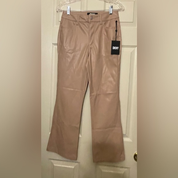 DKNY Straight soft 
Vegan leather & Tan Cream 
Classic Miss - High Rise JEANS - Picture 5 of 9